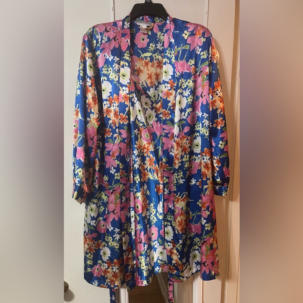 Like New: Morgan Taylor Intimates Preloved Robe (Pairs well with  nightgown)